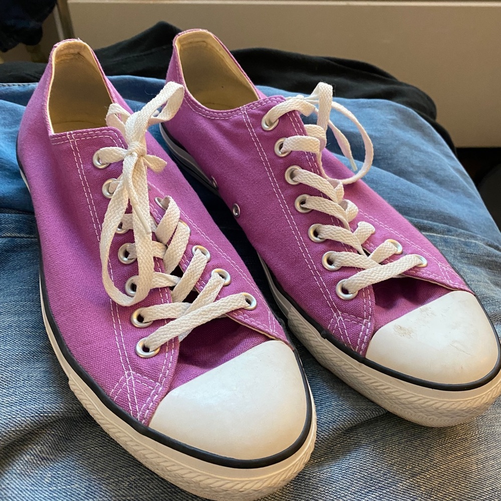 Mens size 10 Converse low top Orchid purple.
